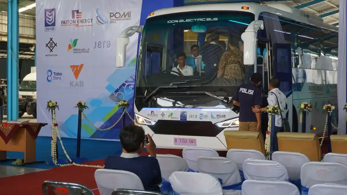 Moeldoko Serahkan Produksi Perdana Bus Listrik MD 12E NF Kepada PT Paiton Energy