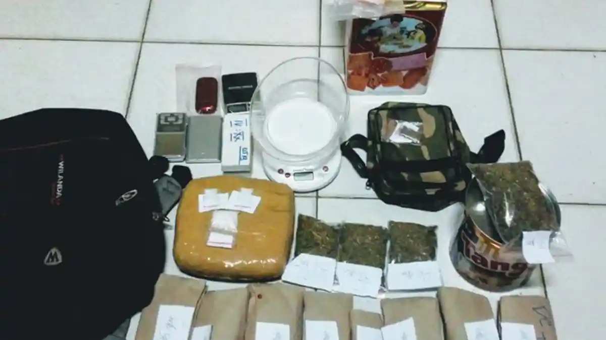 Pengedar Narkoba Diringkus Polisi Usai Kedepatan Menyimpan 1,7 Kilogram Ganja