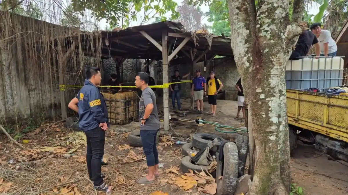 Breaking News: Polisi Gerebek Gudang Penimbun 3,3 Ton Solar di Rejang ...