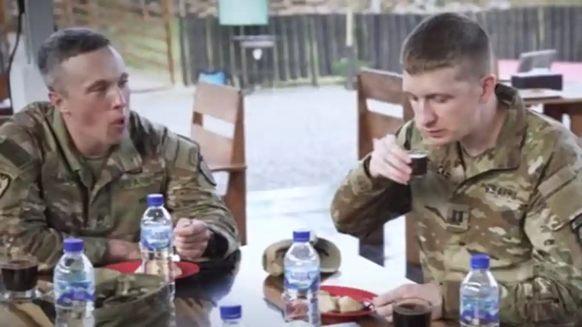 Asyiknya Tentara Amerika Makan Pempek Sambil Ngirup Cuko di Palembang : Ini Enak