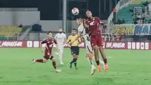 2026-03-13-Penyerang-PSM-Makassar-Alex-Tank-duel-bola-udara.jpg