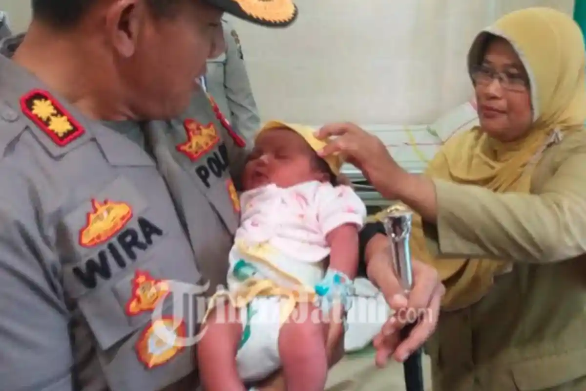 Puluhan Warga Rebutan Ingin Adopsi Bayi Perempuan yang Dibuang di Teras Bidan di Blitar