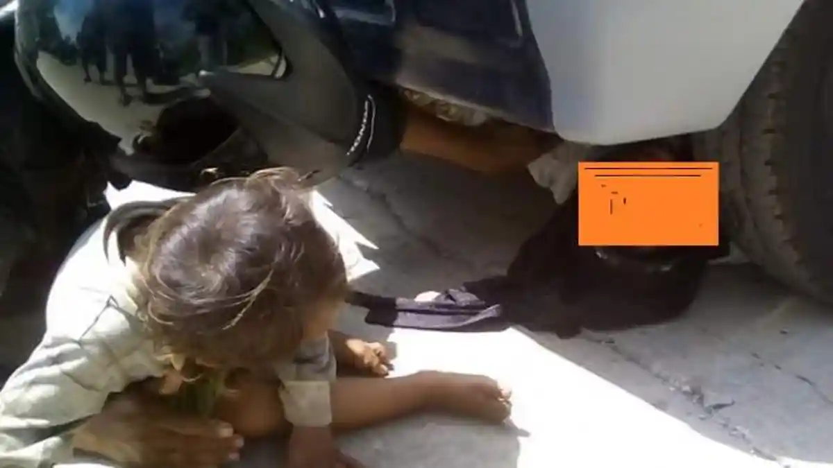 Wanita Bertudung Hitam Masuk Kolong Truk, Biarkan Putri Bungsunya di Jalan