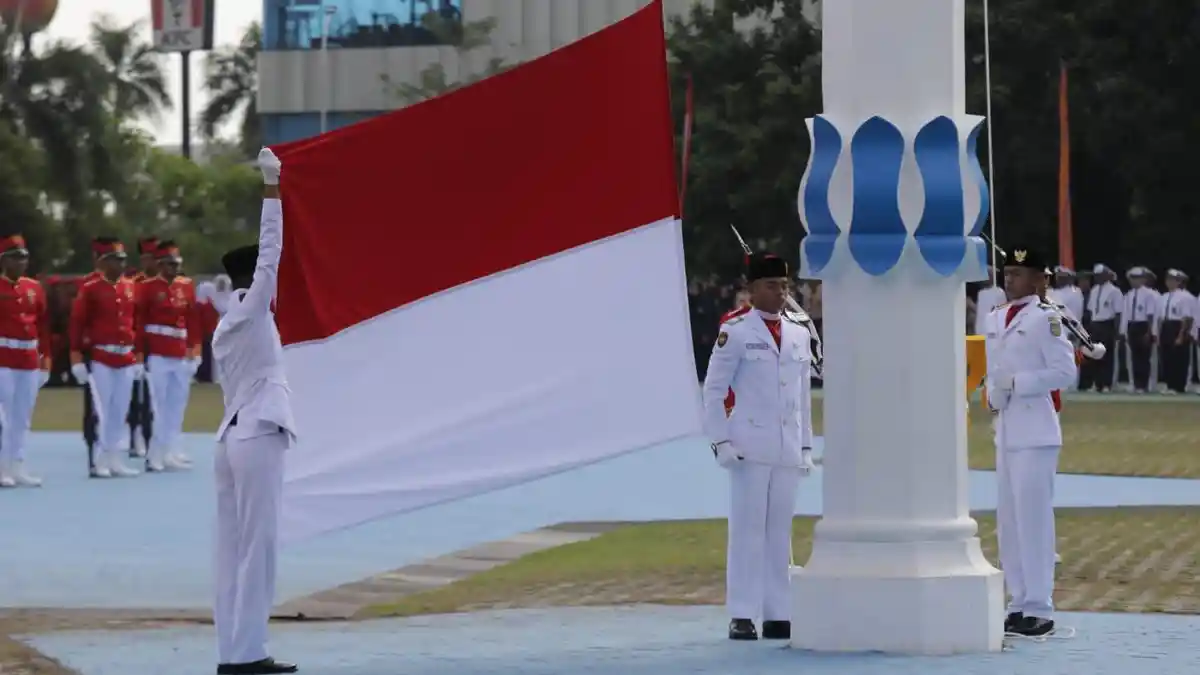 BACAAN Doa Upacara Bendera Hari Senin di Sekolah Lengkap dengan Susunannya