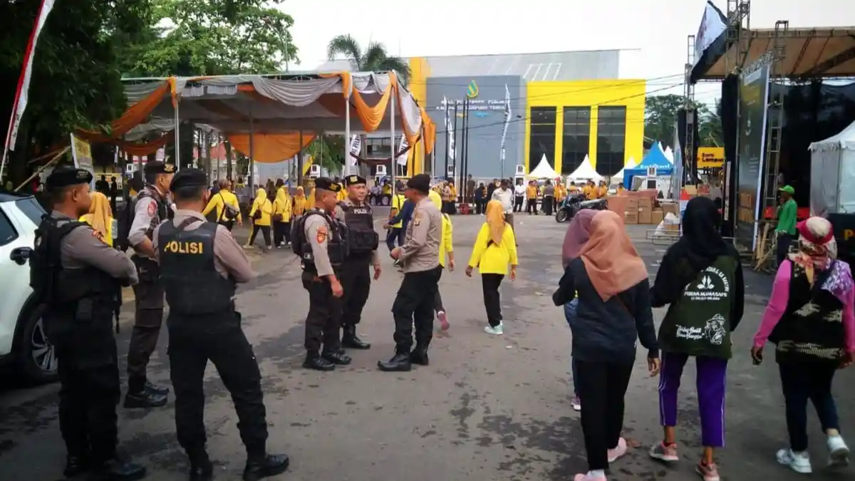 Personel Polres Lampung Tengah Polda Lampung Amankan Gebyar Samsat di Mall Pelayanan Publi