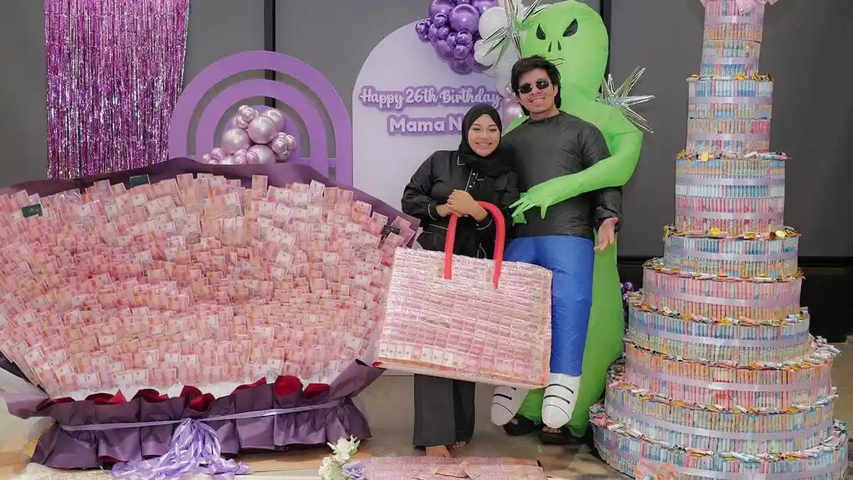 Aurel Hermansyah Ulang Tahun ke-26, Atta Halilintar Beri Tas hingga Kue Raksasa dari Lembaran Uang