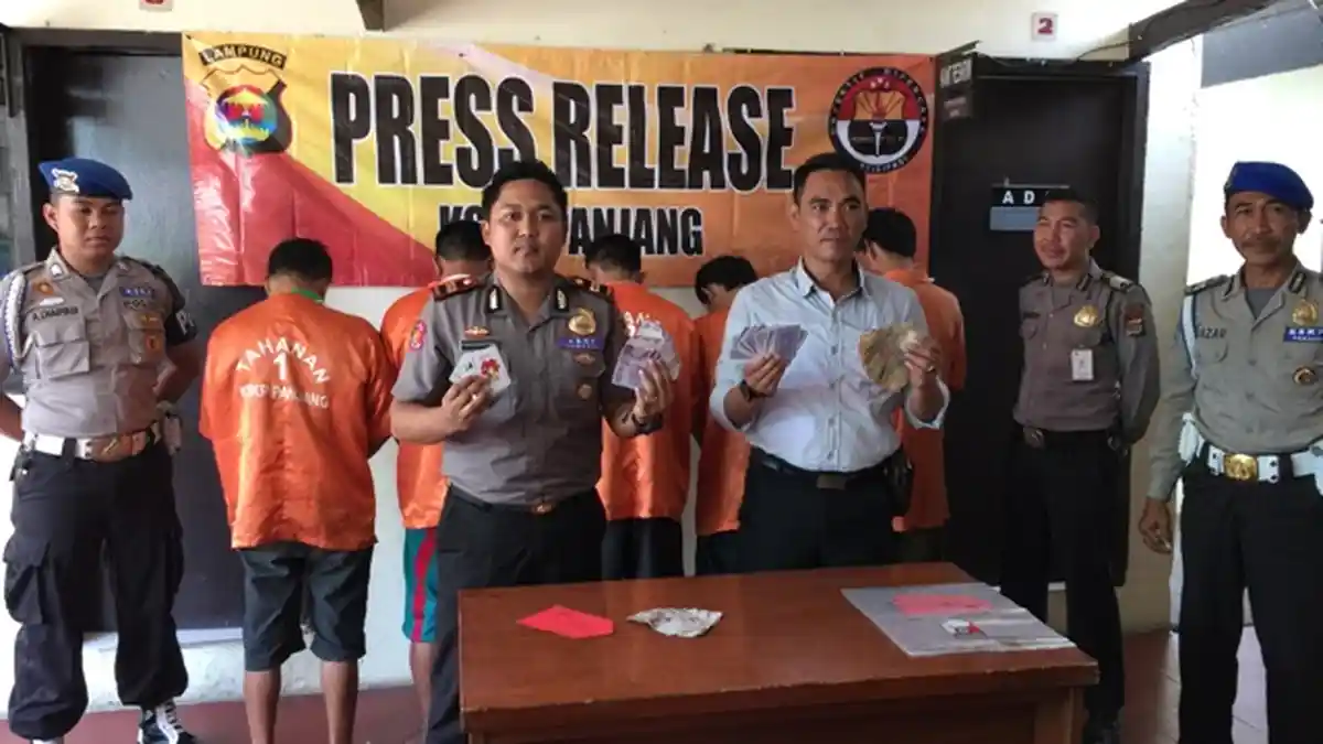 Polisi Gerebek Lima Orang Berjudi Remi di Pelabuhan Panjang