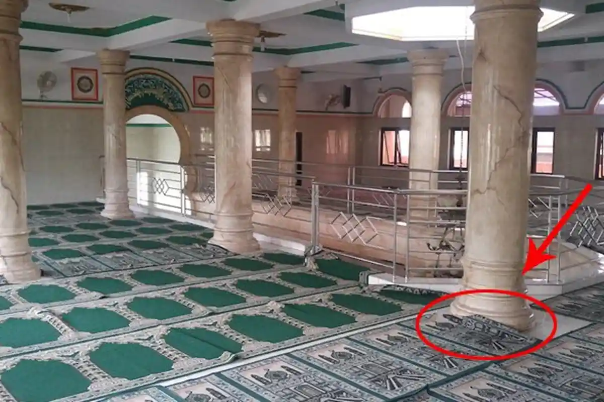 Astaga! Buka Sajadah Masjid Ini, Semua Syok Karena Ada Bekas Ini, Tidak Hilang Meski 3 Kali di . . .