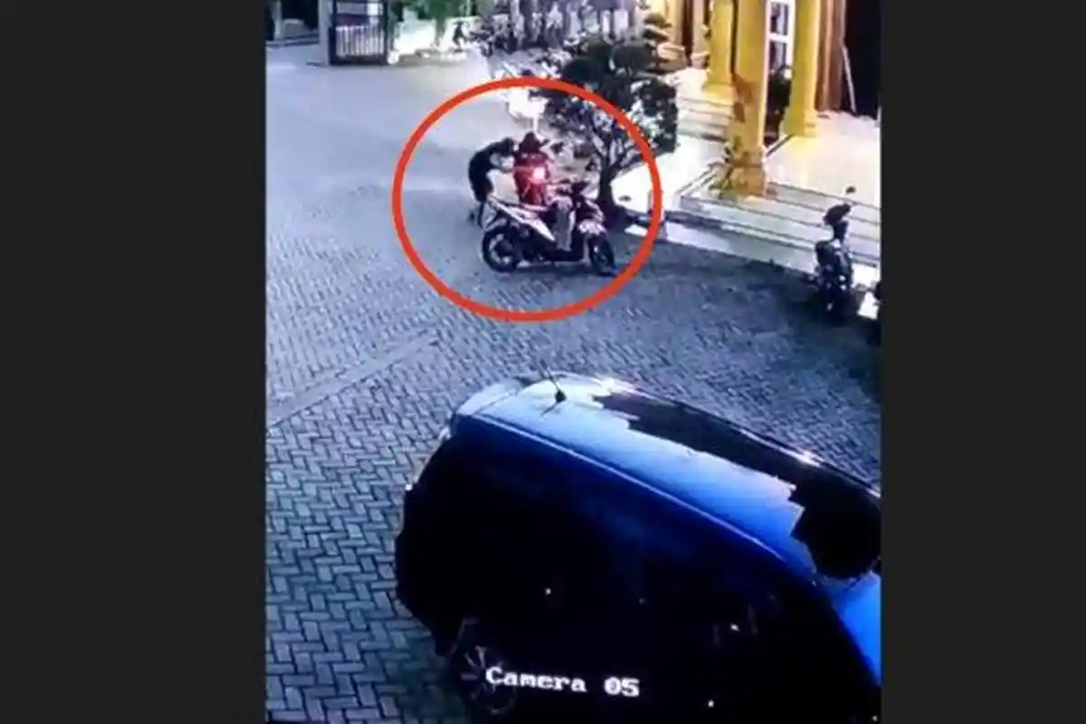 Gerak-gerik Pencuri Motor di Masjid, Awalnya Duduk-duduk Saat Bobol Kontak Warga Langsung Menyerbu