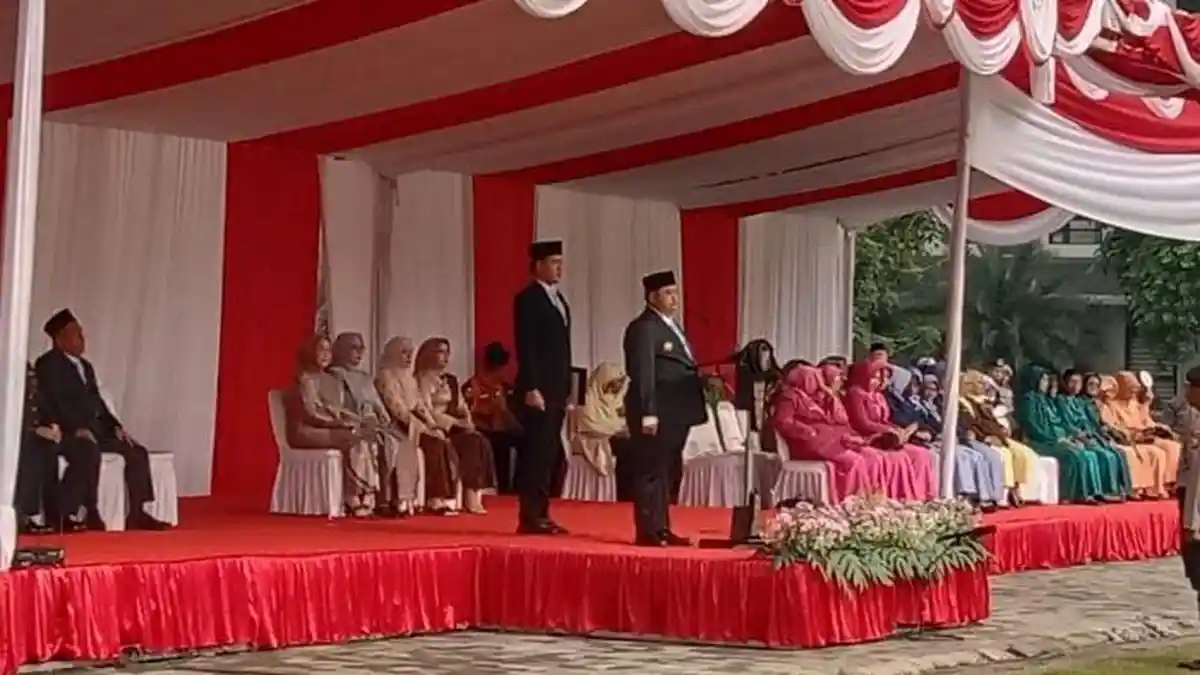 Nyalakan Api Sumpah Pemuda Di Bawah Hujan, Bupati Jombang Ingatkan 3 Senjata Pemuda Di Era Baru