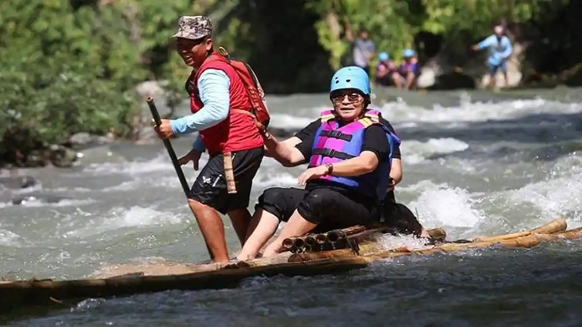 Serunya Festival Loksado 2023, Peserta Bamboo Rafting Terpesona ...