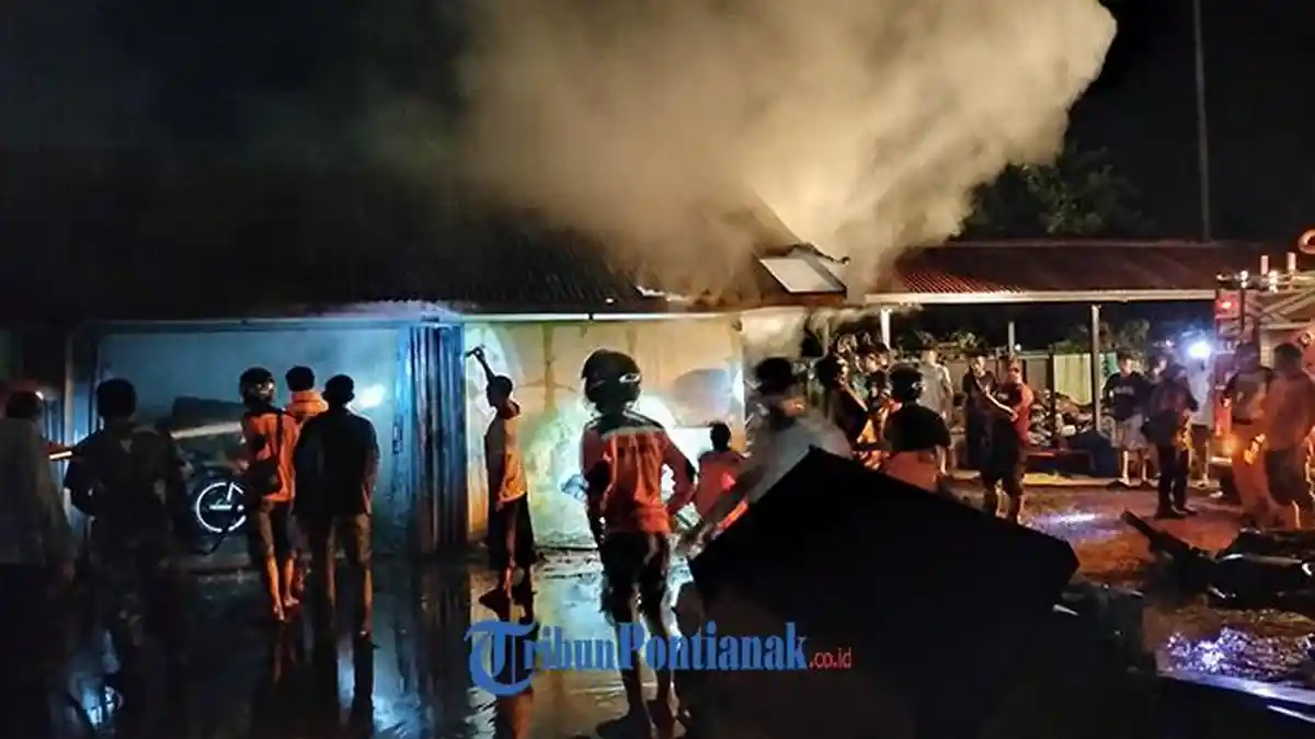 BREAKING NEWS - Gudang Dinas Pertanian dan Pangan Kapuas Hulu Terbakar