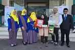 menyerahkan-bantuan-paket-sembako-kepada-salah-satu-kaum-dhuafa.jpg