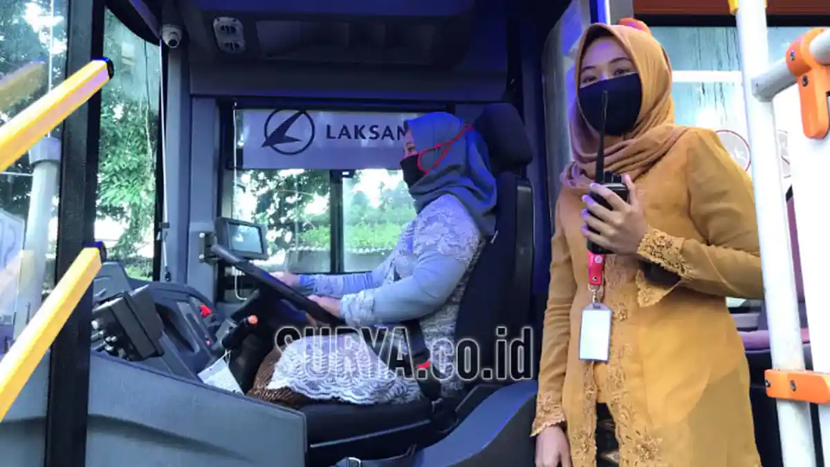 Peringatan Hari Kartini, Helper dan Sopir Wanita Bus Suroboyo Tampil Anggun Berkebaya