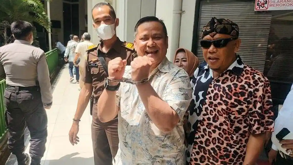 Irjen Napoleon Tunjukan Tangan Terborgol, Sebut Orang yang Membuatnya Dipenjara Munafik dan Cemen