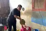 Petugas-menunjukkan-cara-pelaku-mengoplos-LPG-subsidi-3-kg-ke-tabung-LPG-12-kg.jpg