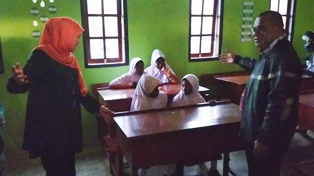 Kofifah Semangati dan Beri Bantuan untuk Murid-murid SD Maibo Sorong