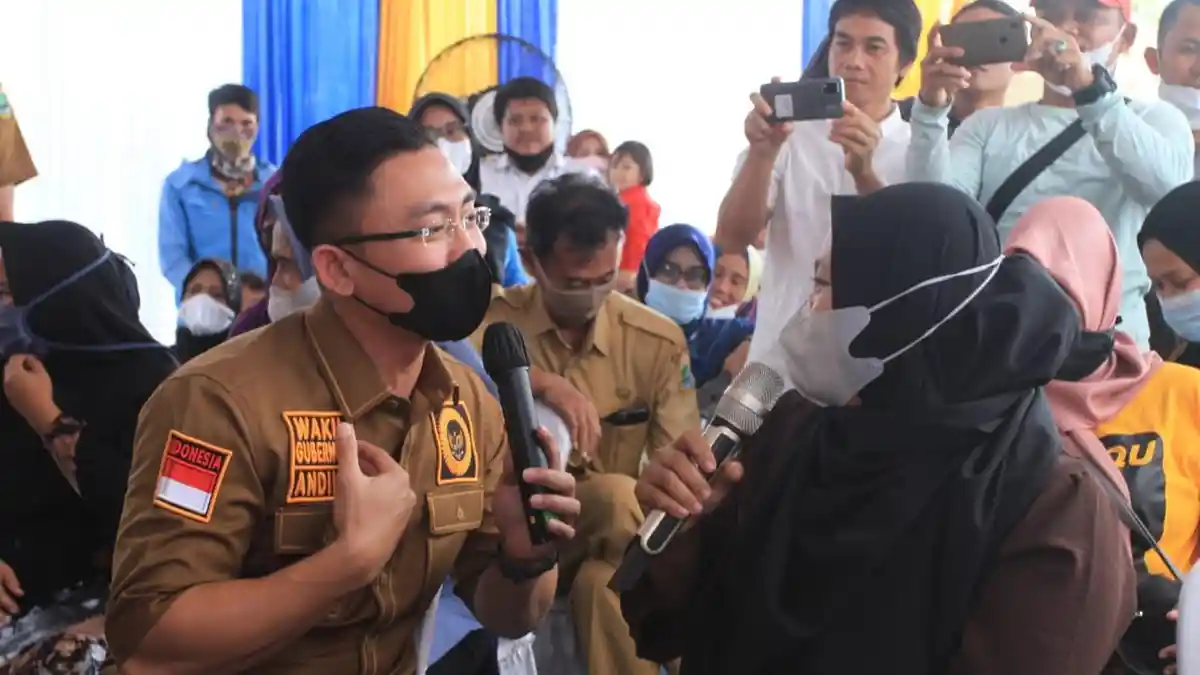 Andika Hazrumy Beri Beasiswa Pendidikan Tinggi kepada Warga Banten