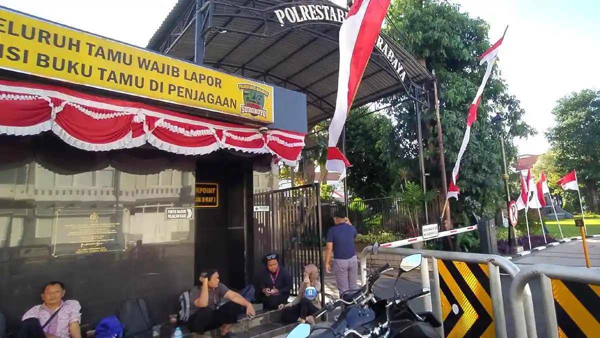 Mahasiswa dan Masyarakat Sipil Tuntut Pembebasan 24 Demonstran di Surabaya - Surya.co.id