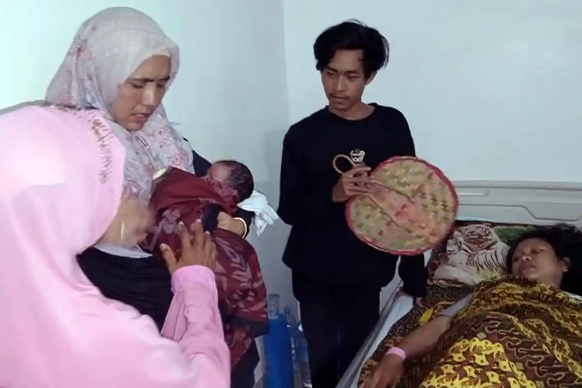 Dinsos Lombok Timur Bantu Pembuatan KTP Warga Asal Tasikmalaya yang Melahirkan di RSUD Soedjono