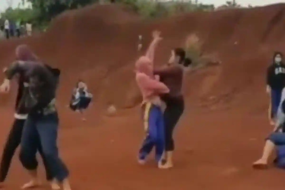 Viral Video Sekelompok Remaja Putri Adu Jotos di Tanah Lapang, Motifnya Dendam Lama