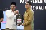 Bupati-Andi-Rudi-Latif-Andi-Rudi-Latif-menerima-penghargaan-di-bidang-pengelolaan-keuangan.jpg