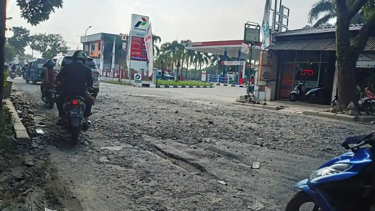 Jalan Cikaret Cibinong Rusak Parah, Pengendara Pertanyakan Kinerja Pemkab Bogor