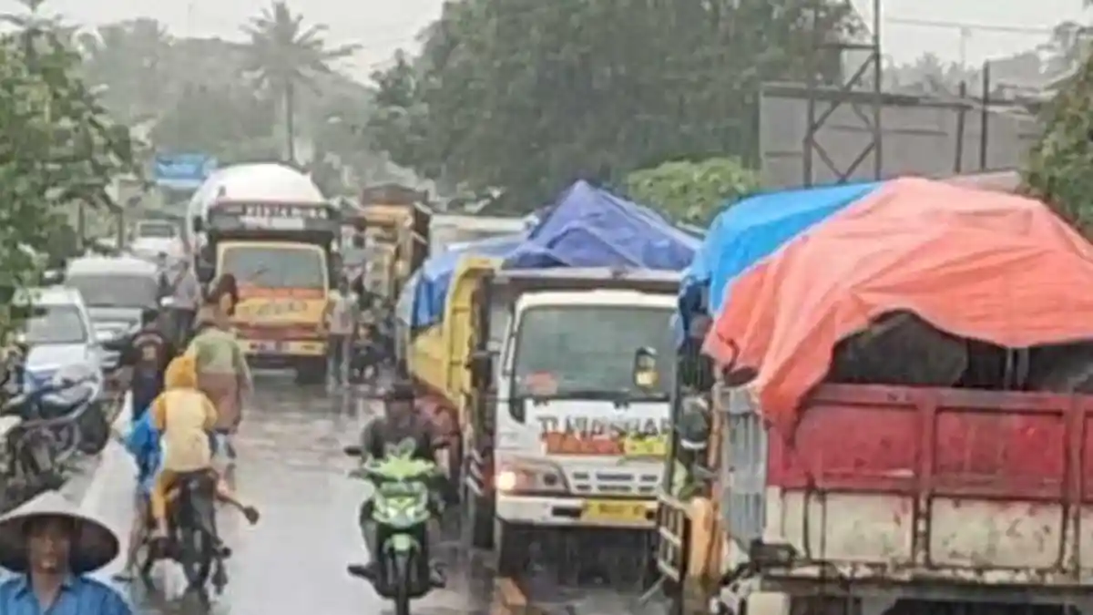 Jalan Cilacap-Pangandaran Terendam Banjir Setinggi 1 Meter, Arus Lalu-Lintas Lumpuh