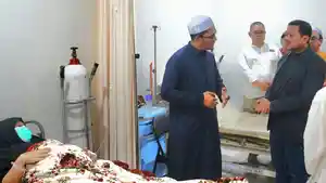 Bupati-Sumedang-Dony-Ahmad-Munir-menjenguk-para-korban-keracunan.jpg