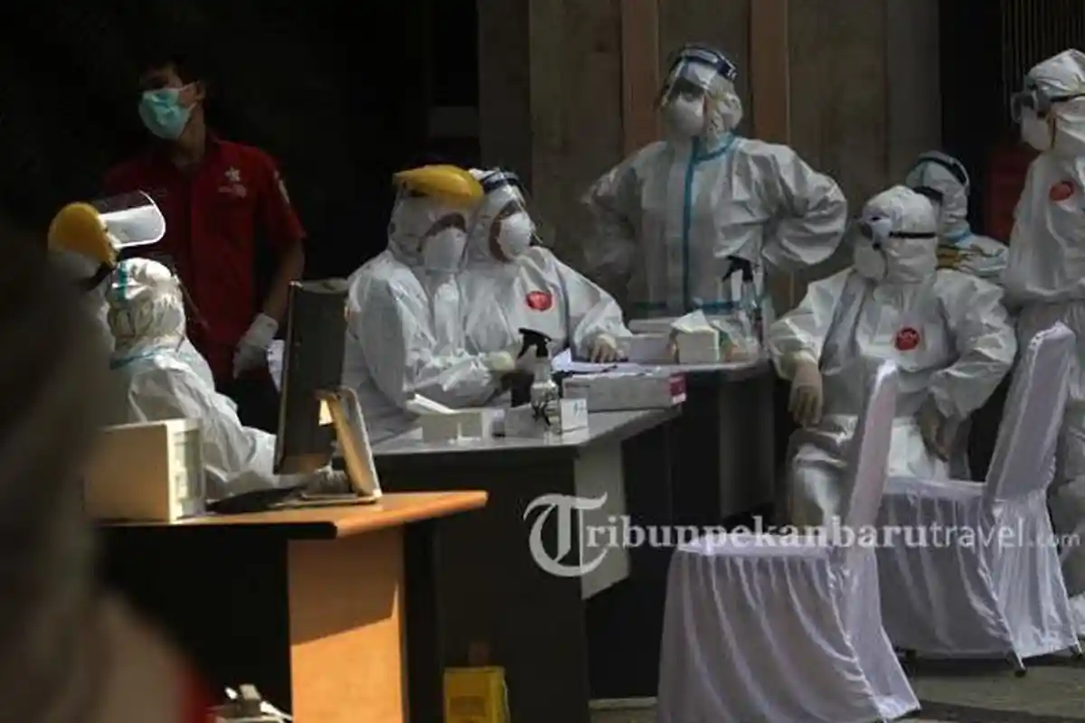 Berita Foto: Sebelum Mengikuti Sidang Paripurna HUT ke 63 Riau, Undangan Wajib Ikuti Rapid Swab Test - petugas-medis-berada-di-gedung-dprd-riau-minggu-982020.jpg