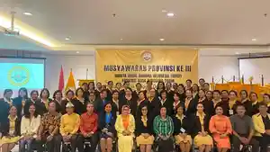 foto-bersama-wanita-hindu-dharma-indonesia-whdi-provinsi-ntt.jpg