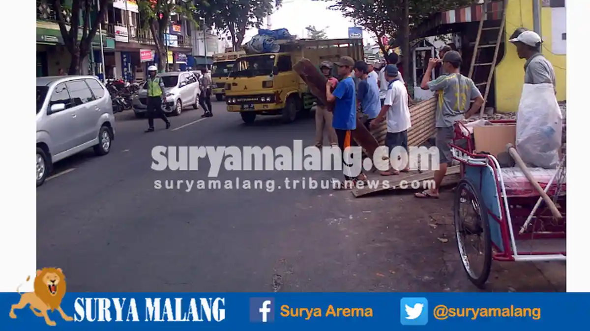 Warga Bantaran Sungai Brantas Bongkar Rumahnya Tanpa Kompensasi dari Pemkot