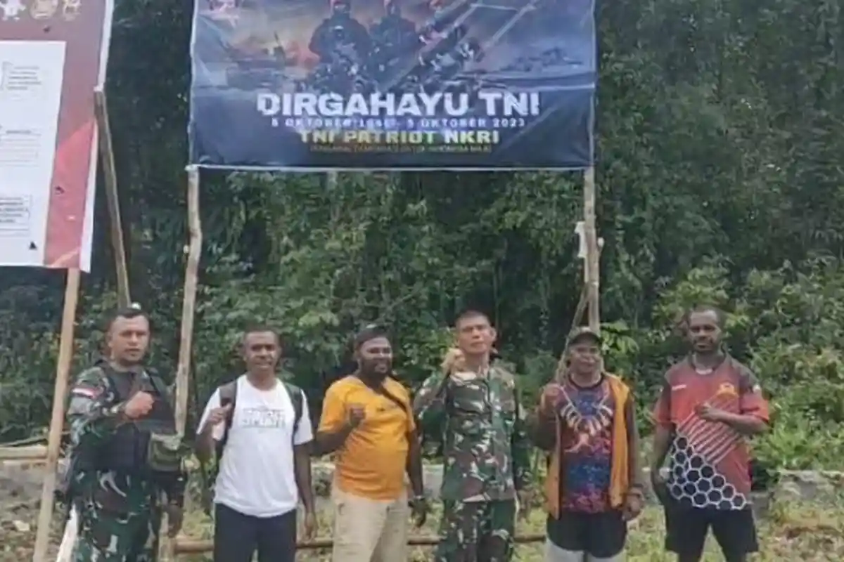 Cara Satgas Yonif 133/YS Rayakan HUT Ke-78 TNI di Papua, Pasang Banner hingga Beri Sembako