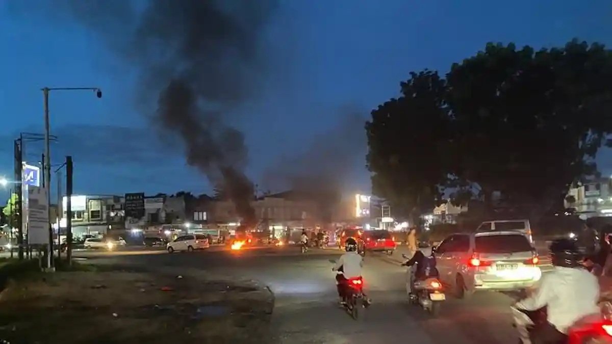 Aksi Demo Mahasiswa UHO Kendari Tolak Kenaikan Harga BBM di Bundaran Tank, Diwarnai Bakar Ban