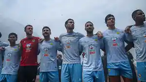 Persib-Bandung-Andrew-Jung-berpegangan-erat-dengan-rekan-sa.jpg
