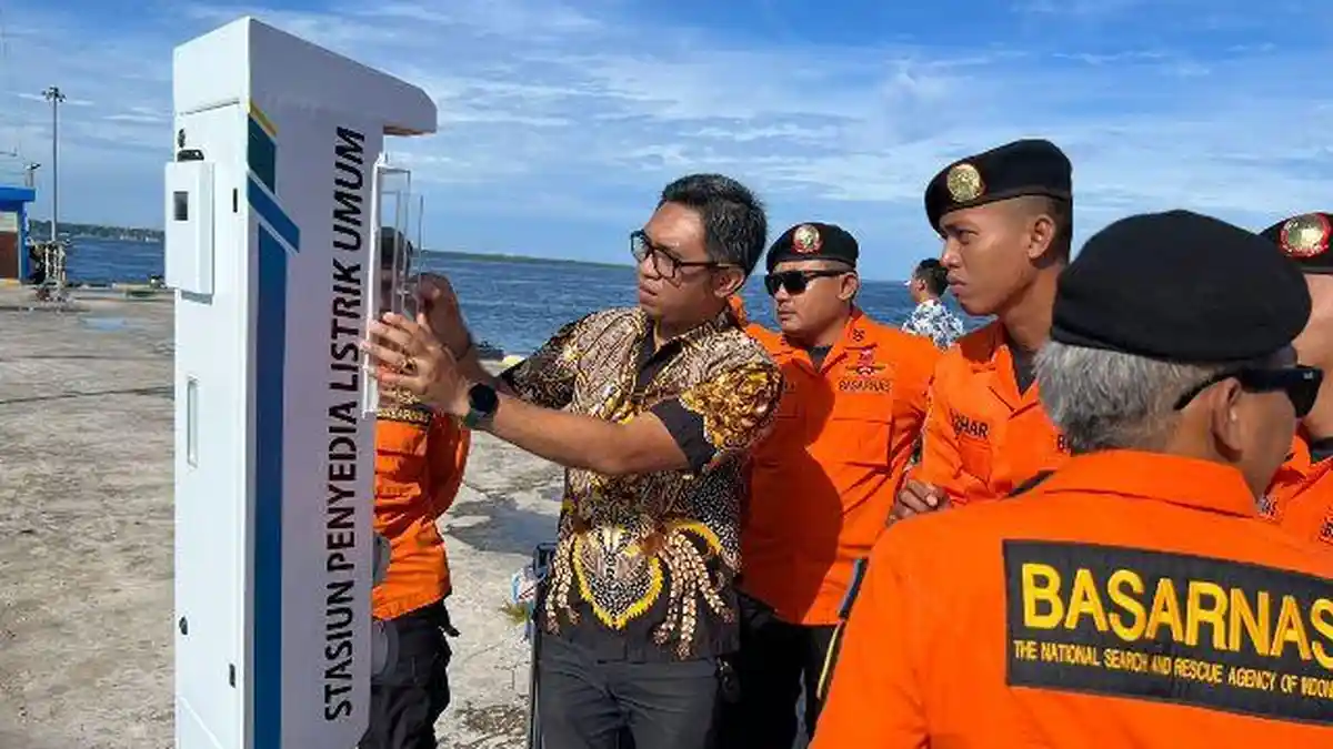 Ciptakan Energi Bersih, PLN Resmikan Tiga SPLiKS di NTT Lewat Program Electrifying Marine