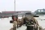 Warga Tambak Lorok Bangun Tanggul Laut