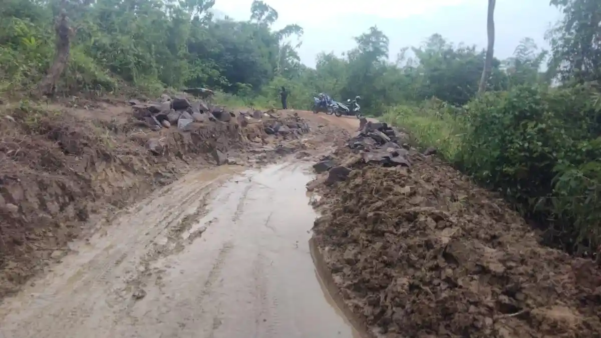 Jalan Utama di Surian Sumedang Ambles Sejak 2018, Warga Sering Celaka karena Licin