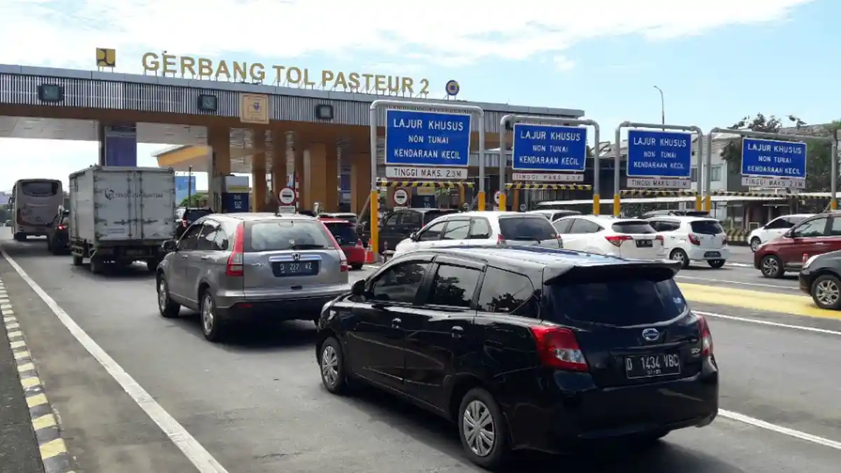 Sejak Pagi, GT Pasteur 2 Ke Arah Kota Bandung Masih Ramai Lancar