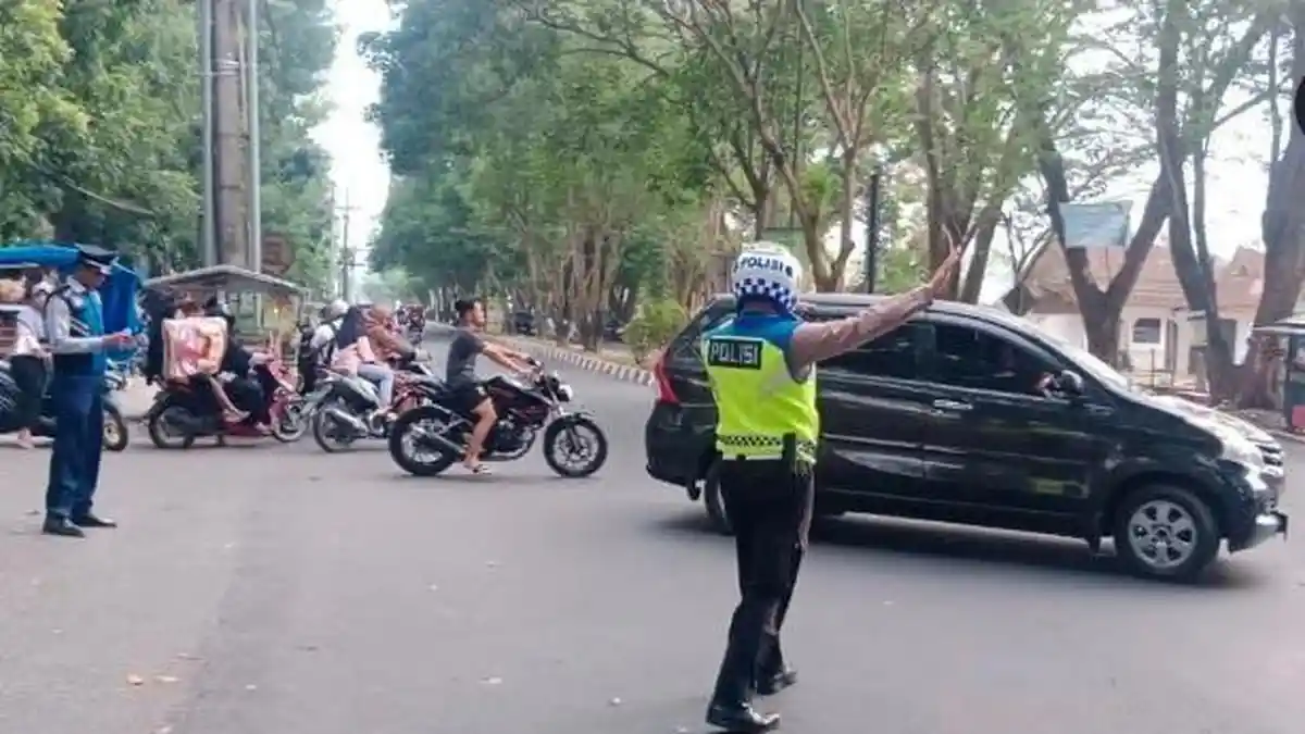 Lancarkan Arus Lalu Lintas di Jalan, Personel Polres Langkat Laksanakan Strong Point