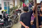 Warga-berkerumun-di-gang-tkp-rumah-korban-ditemukan-mengakhiri-hidup-di-kampung-tengah.jpg