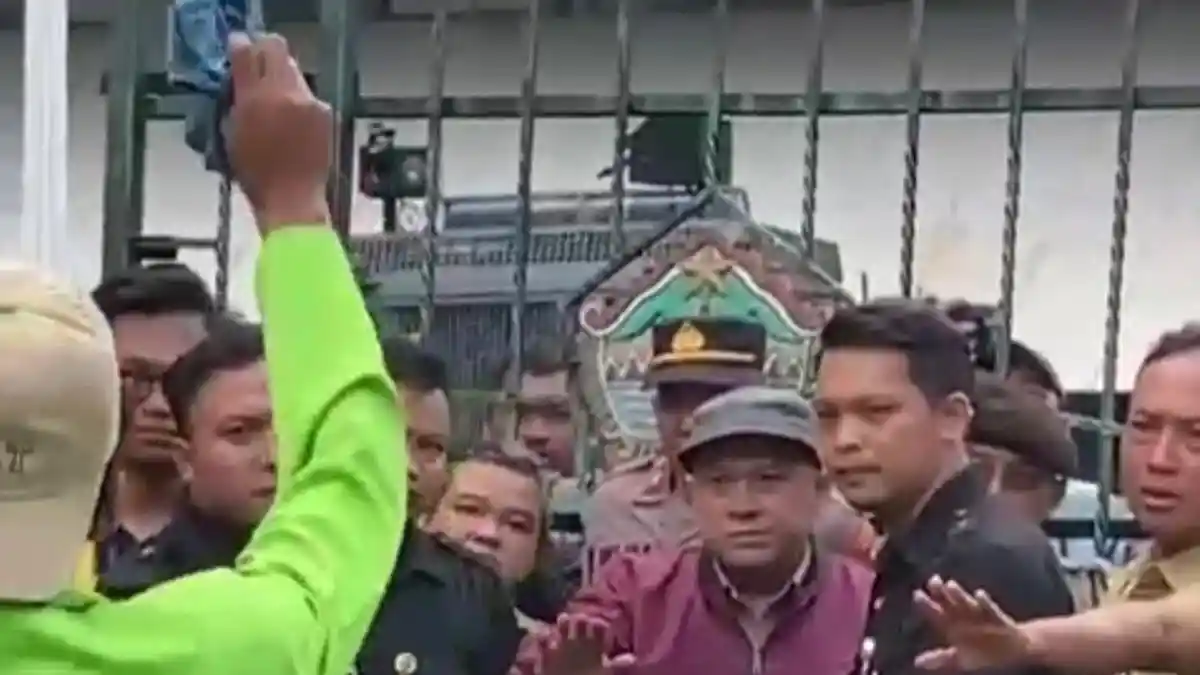 Kronologi Mahasiswa Semarang Hujani Kantor Gubernur Jateng dengan Celana Dalam, Sampaikan 5 Tuntutan