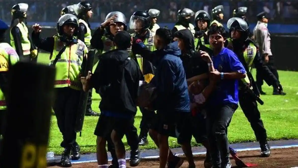Keluar Dari Tragedi Kanjuruhan, Pria Ini Kabur Sambil Gendong Anak Ditengah Keributan