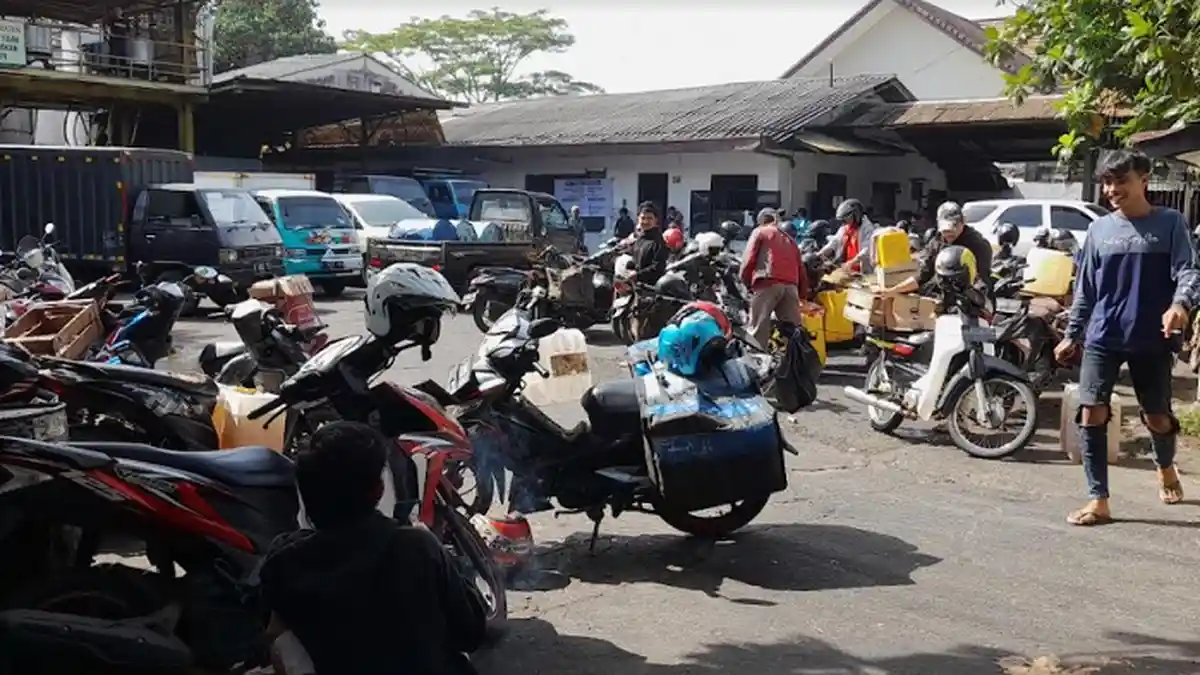 Gudang Minyak Goreng Curah di Cimanggu Bogor Digeruduk Warga, Sudah Antri Sejak Jam 5 Pagi
