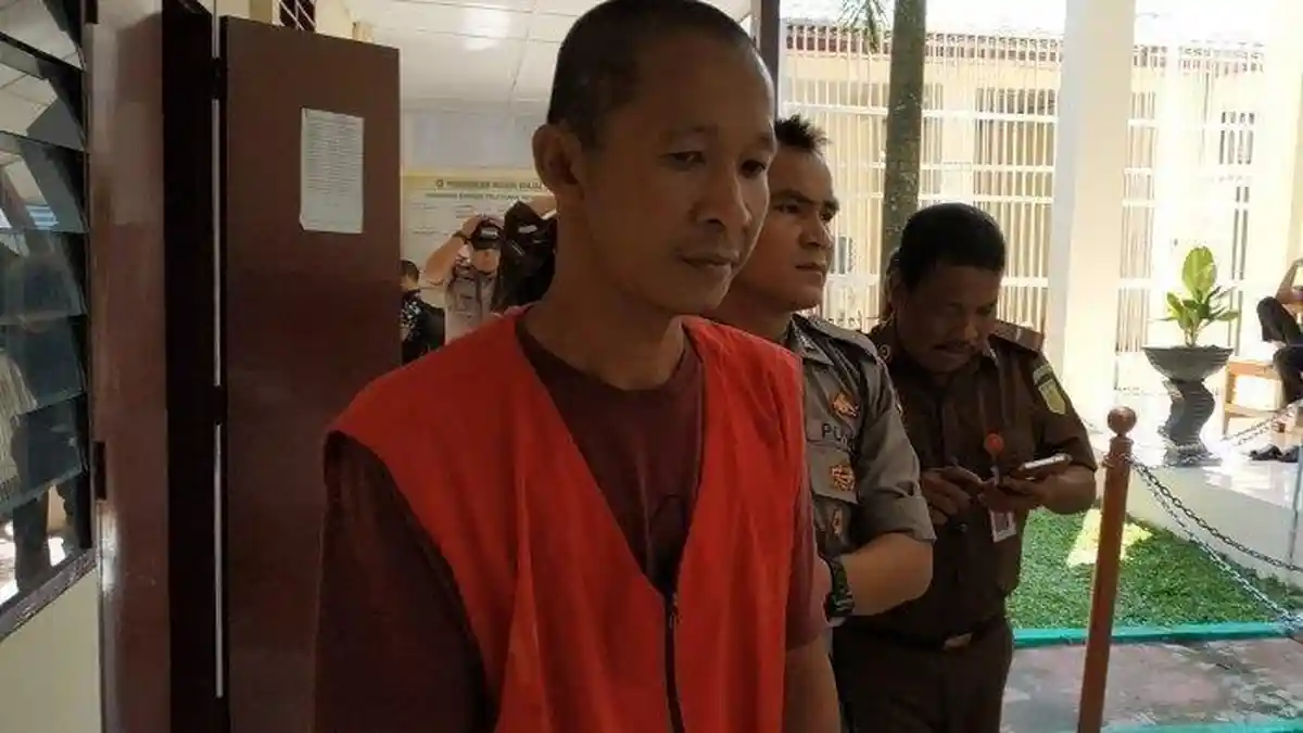 Ekspresi Santai Terdakwa Pembunuh 'Sadis' saat Sidang, Berujung Amukan Keluarga Korban