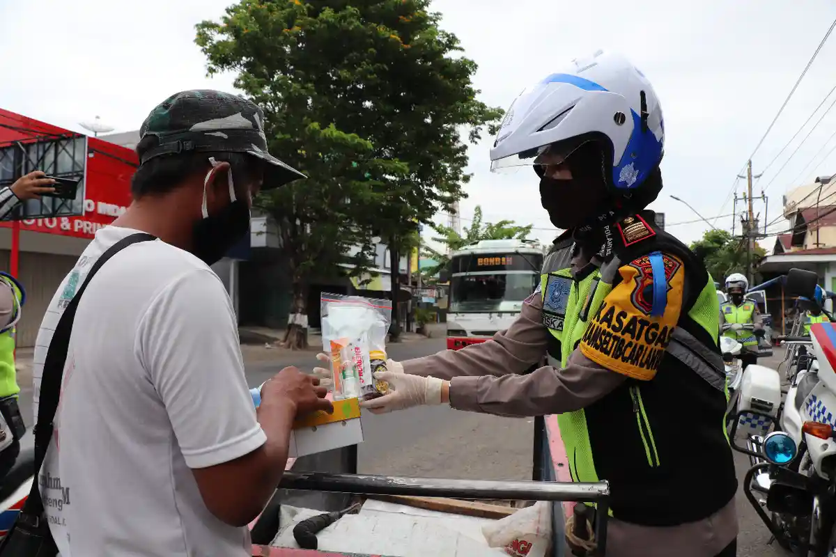 Kasat Lantas Polres Kendal Pimpin Razia Orang Lapar, Kerahkan Polwan Bagikan Makanan dan Masker