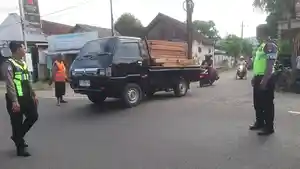 Personel-Polres-Tulungagung-mengatur-lalu-lintas-di-jalur-alternatif-Kamis-462026.jpg