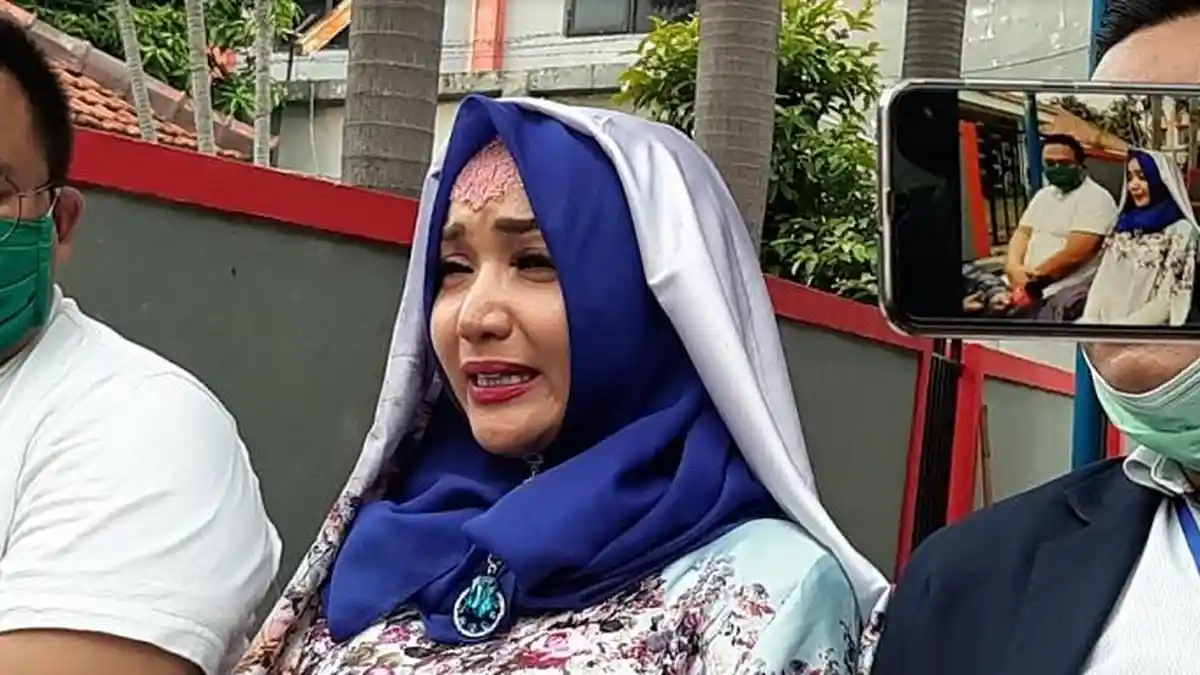Roro Fitria Lakukan Hal Ini Usai Bebas Bersyarat, Masih Sedih Ingat Sang Bunda