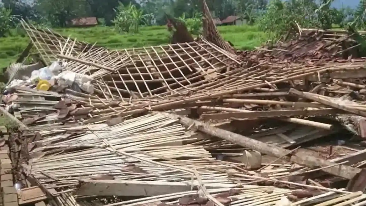 Angin Puting Beliung Rusak Puluhan Rumah di Sumedang, Beberapa di Antaranya Tak Lagi Beratap