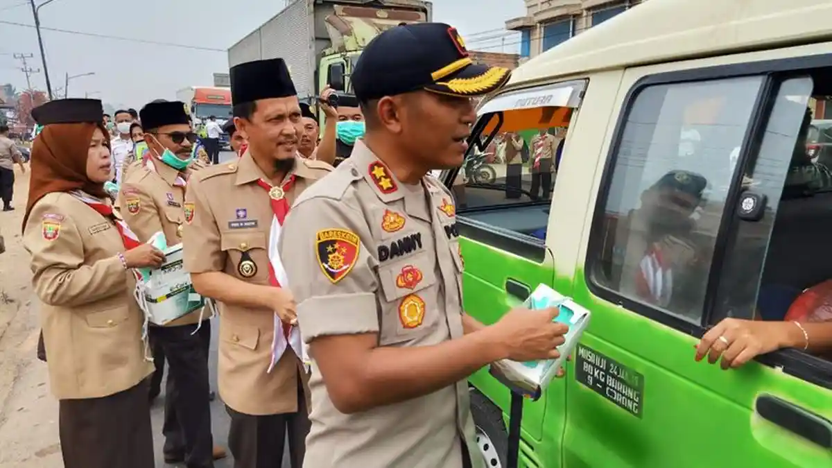 Kapolres Banyuasin AKBP Danny A Sianipar SIk Bagikan Ribuan Masker